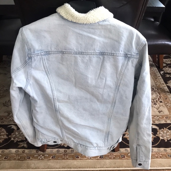 Levi’s Sherpa Trucker Jacket - Picture 2 of 5